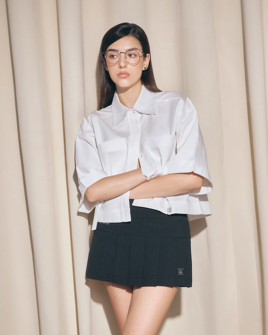 PRIVÉ CROPPED SHORT-SLEEVE SHIRT WITH METAL LOGO - WHITE