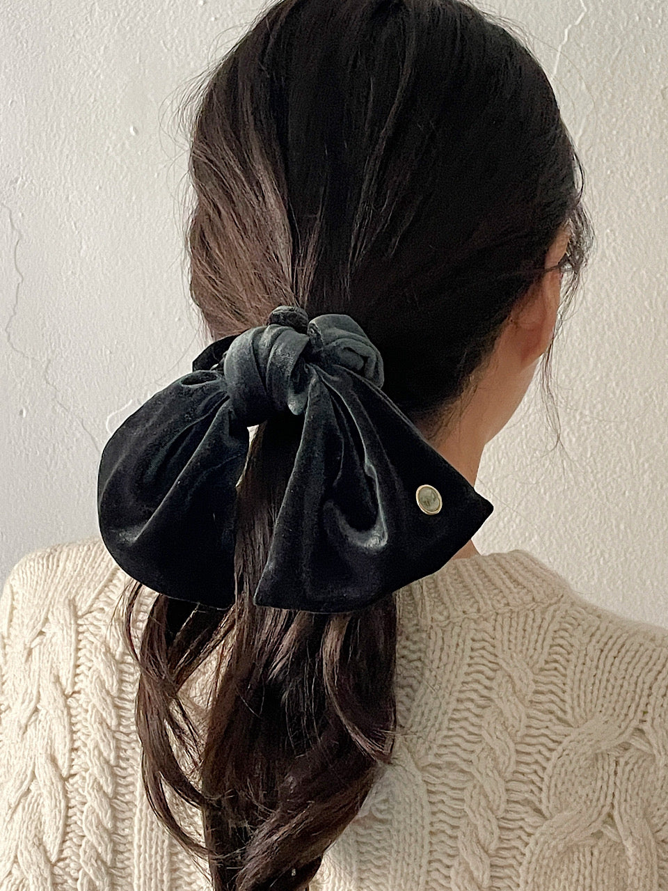 Vintage Mood Cameo Velvet Ruffle Scrunchie[Deep Green]