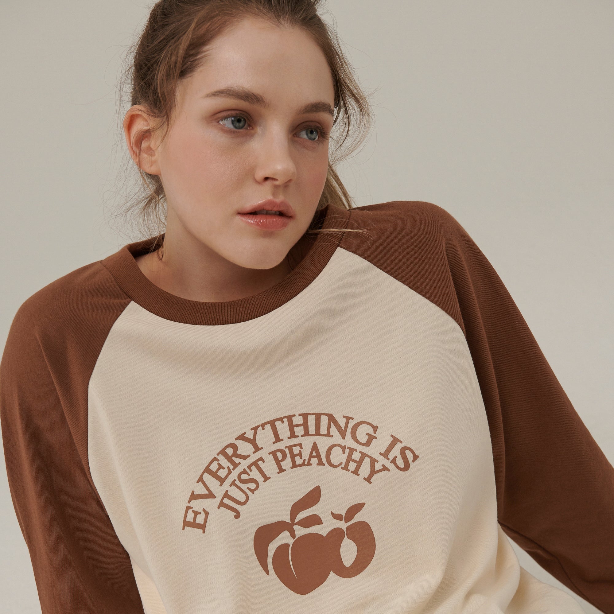 PEACH ARCH PRINT RAGLAN LONG SLEEVE T-SHIRT_CHOCOLATE