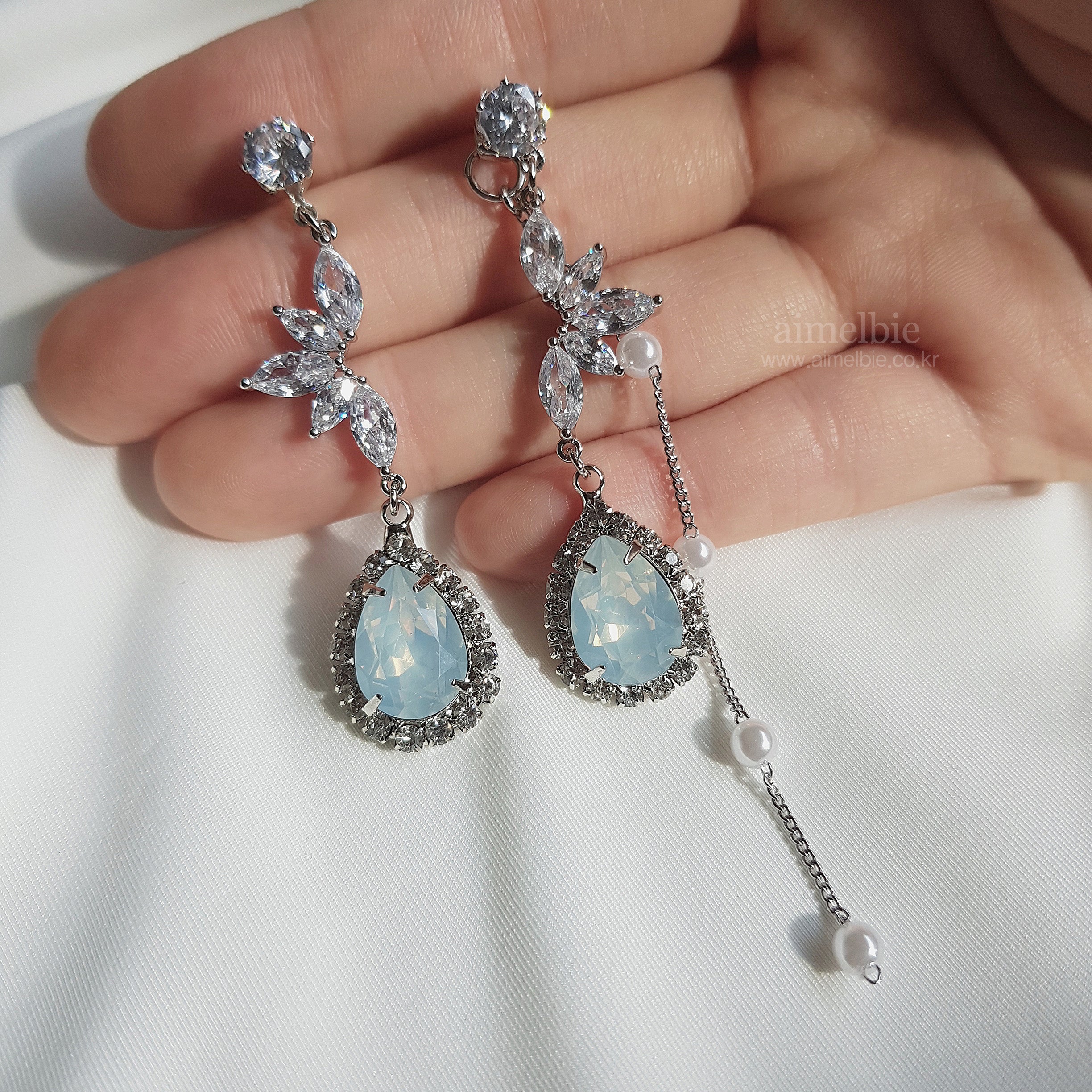 Heavenly Crystal Earring - White Opal Color