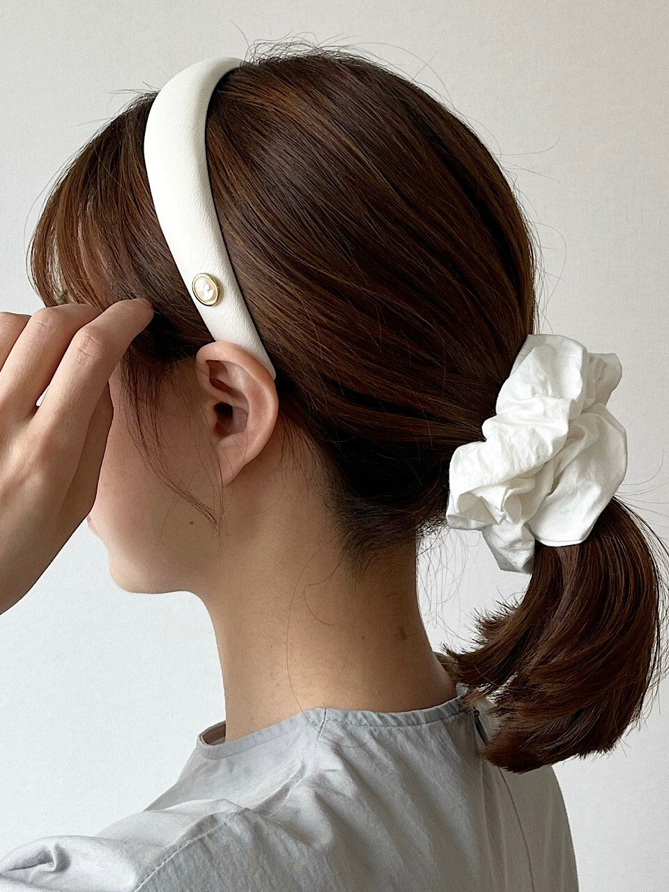 Vintage Mood Cameo Satin Volume HairBand [White]