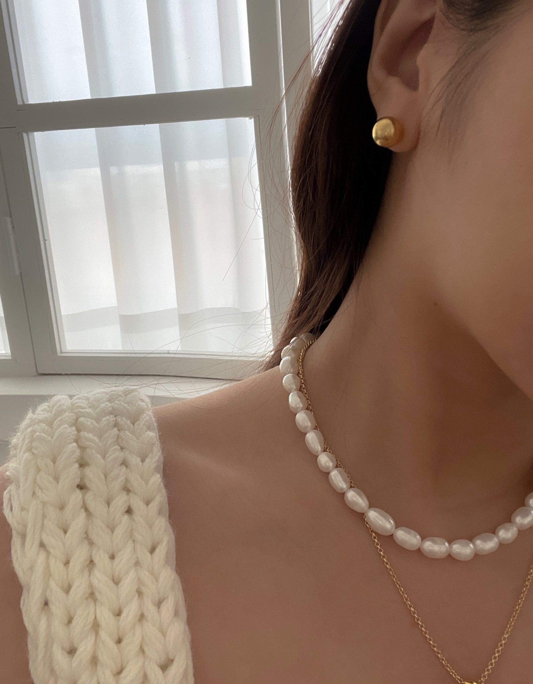 white pearl necklace