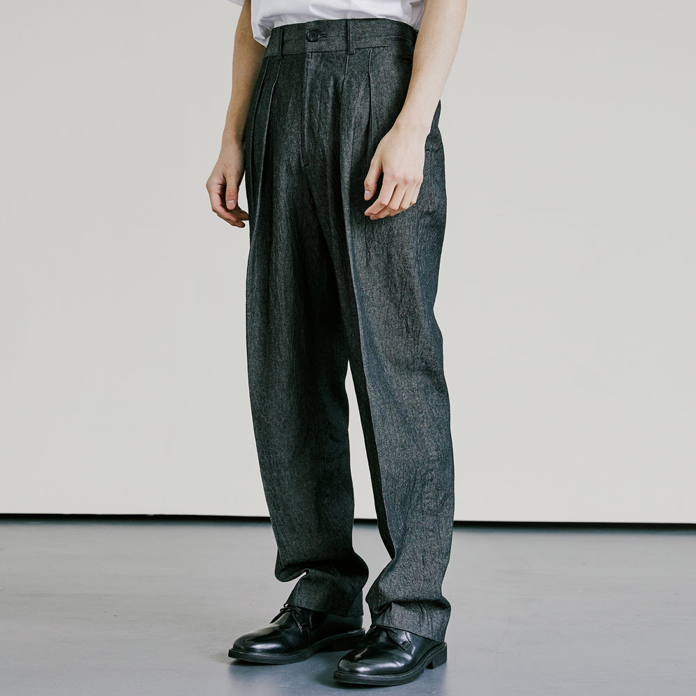 DENIM WIDE CURVE FIT TWO TUCK SLACKS BLACK