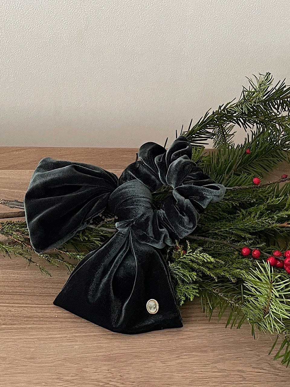 Vintage Mood Cameo Velvet Ruffle Scrunchie[Deep Green]