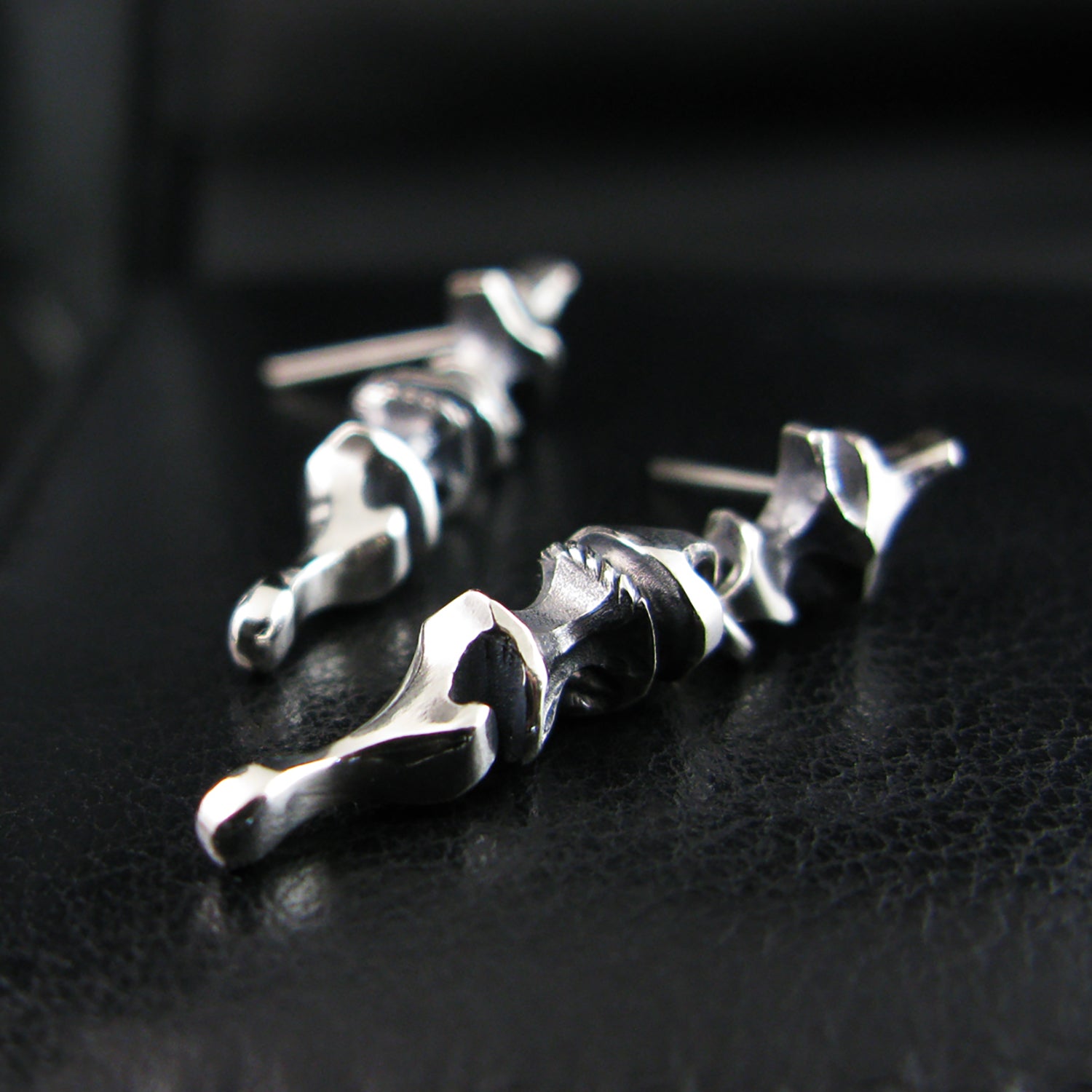 Main gauche silver earring