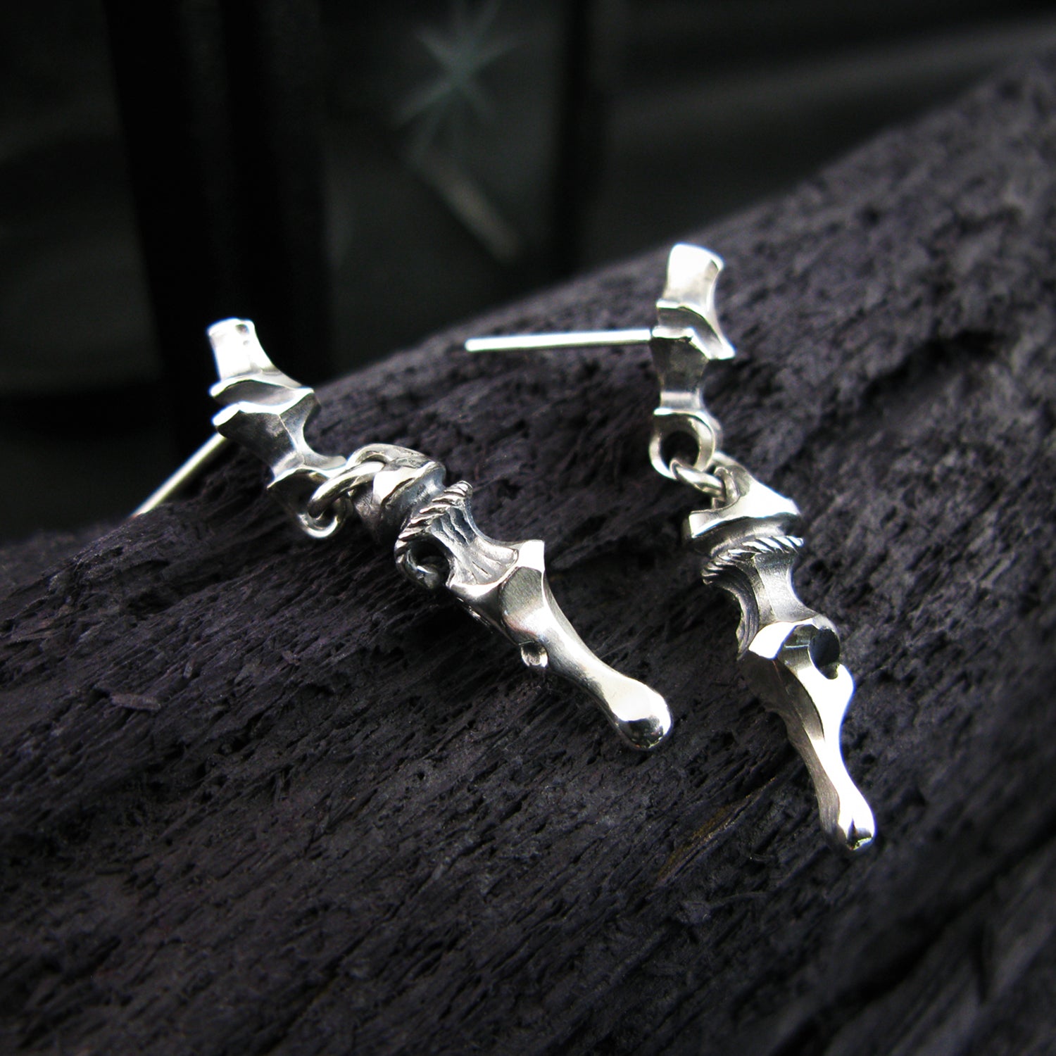 Main gauche silver earring