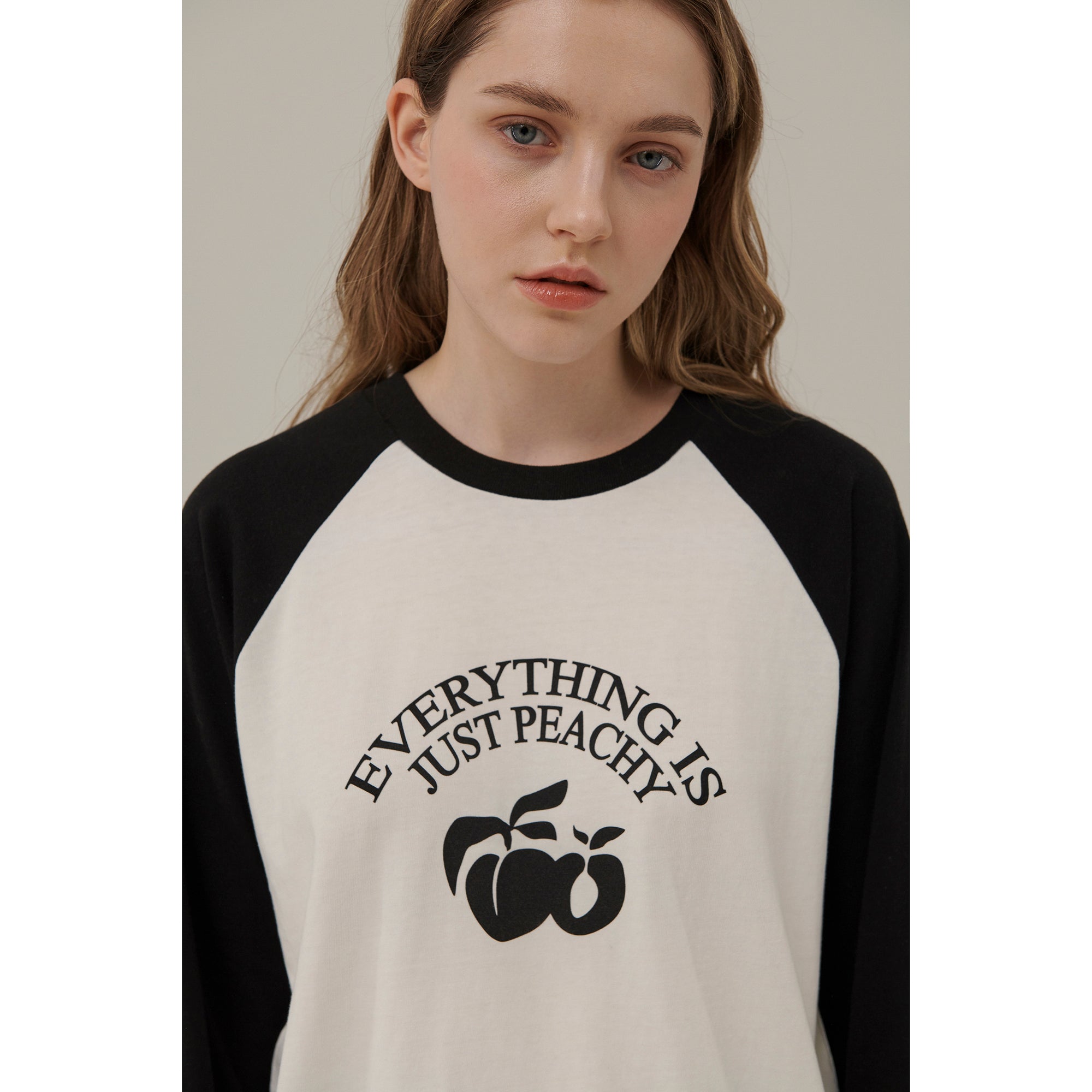 PEACH ARCH PRINT RAGLAN LONG SLEEVE T-SHIRT_BLACK