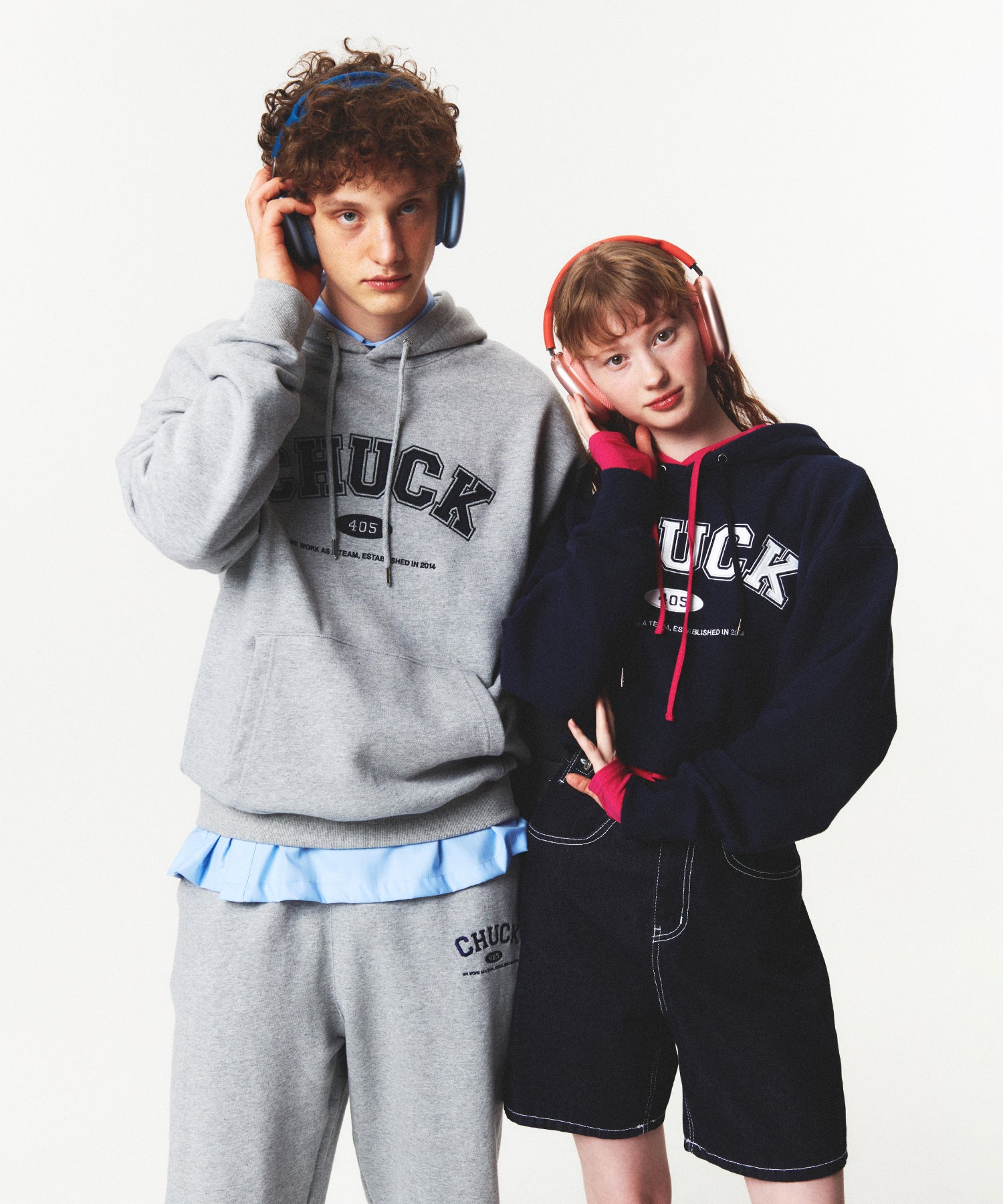 アップリケアーチロゴクロップフーディ/CHUCK APPLIQUE ARCH LOGO CROP HOODIE (NAVY)