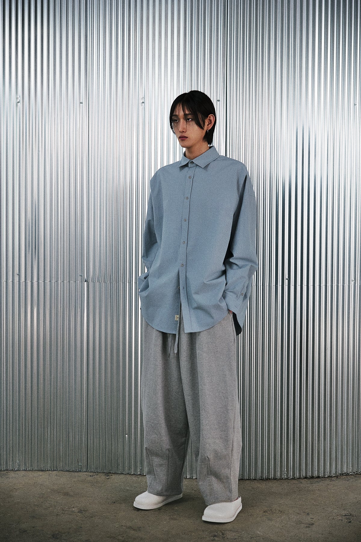 EARTH-COLOR PLEATS SHIRT (Cloudy Sky)