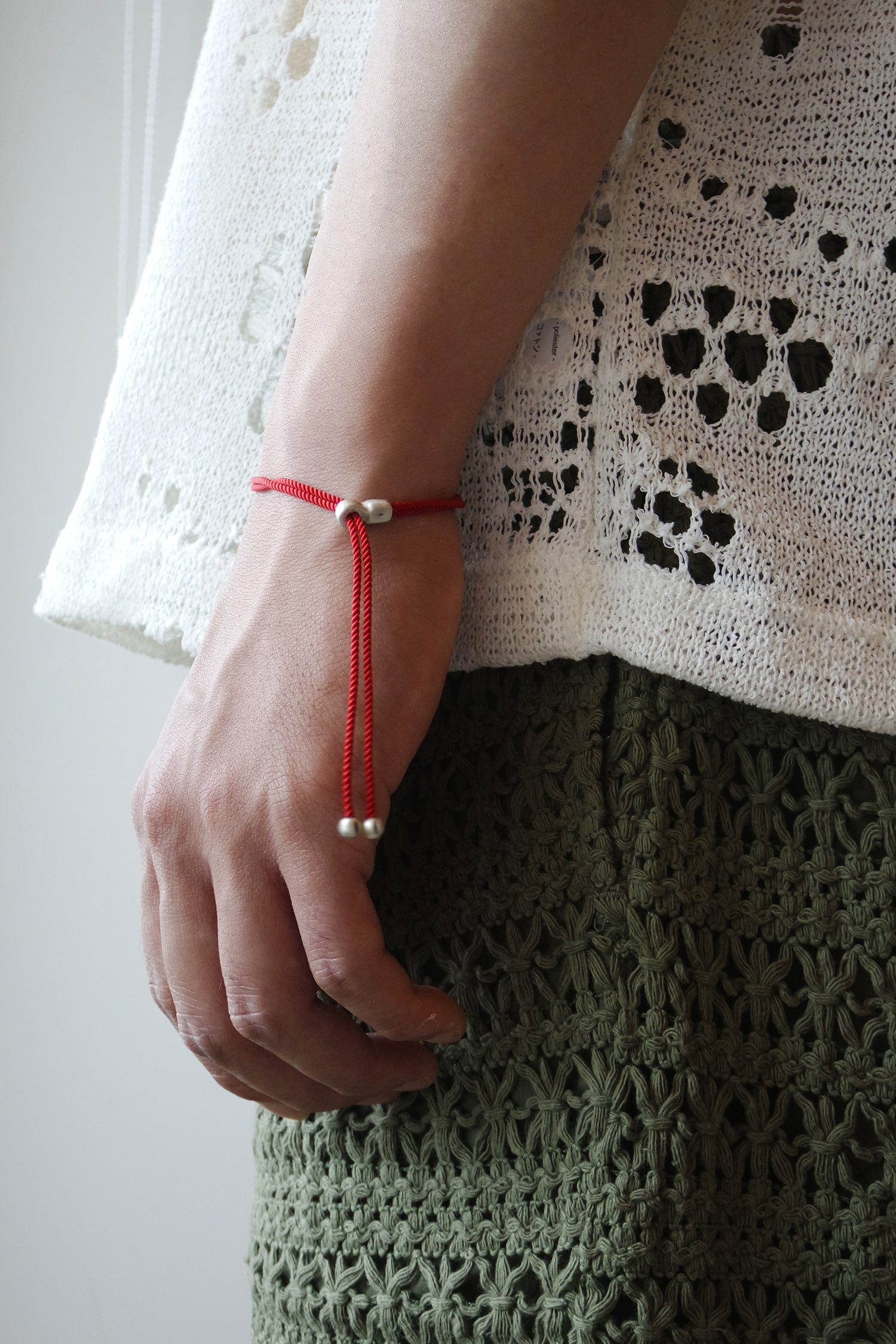 Shell string bracelet (red)