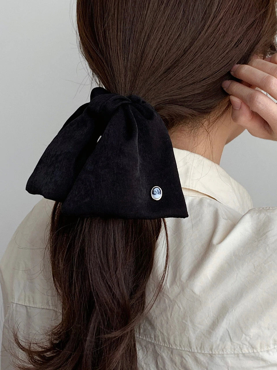 Vintage Mood Cameo Satin Ruffle Scrunchie [Black]