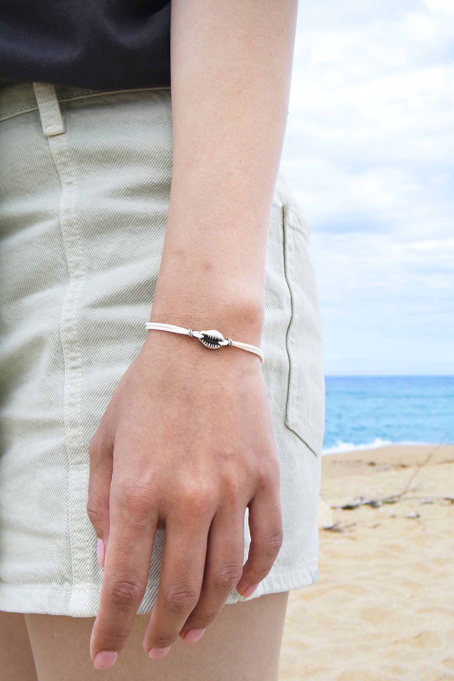 Shell string bracelet (ivory)
