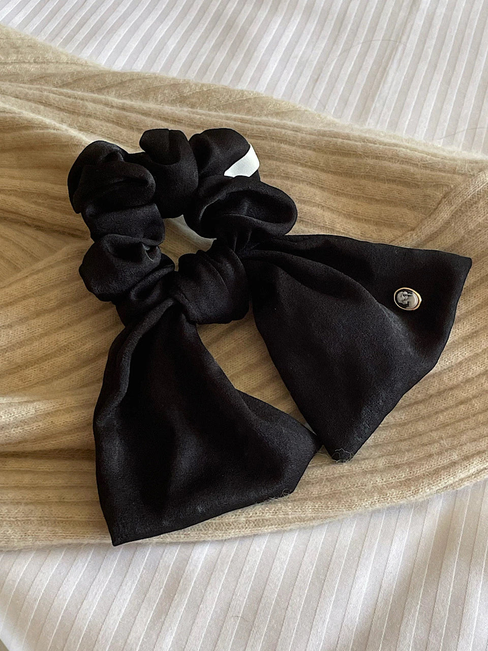 Vintage Mood Cameo Satin Ruffle Scrunchie [Black]