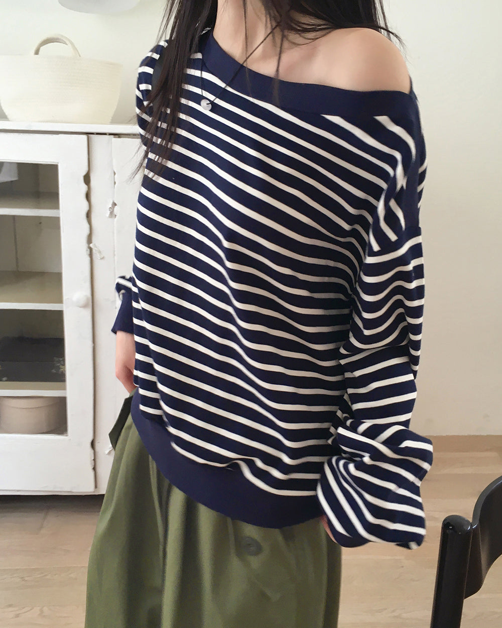 O-ne color combination striped plain loose fit off shoulder long sleeve sweatshirt