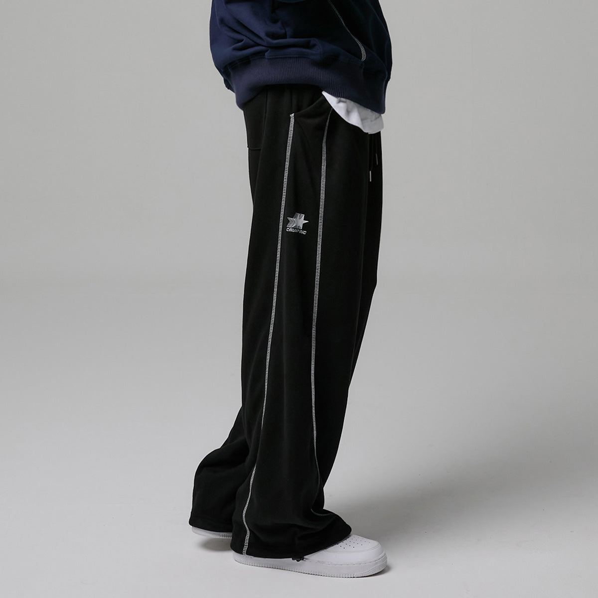 Stitched wide sweat pants [black]