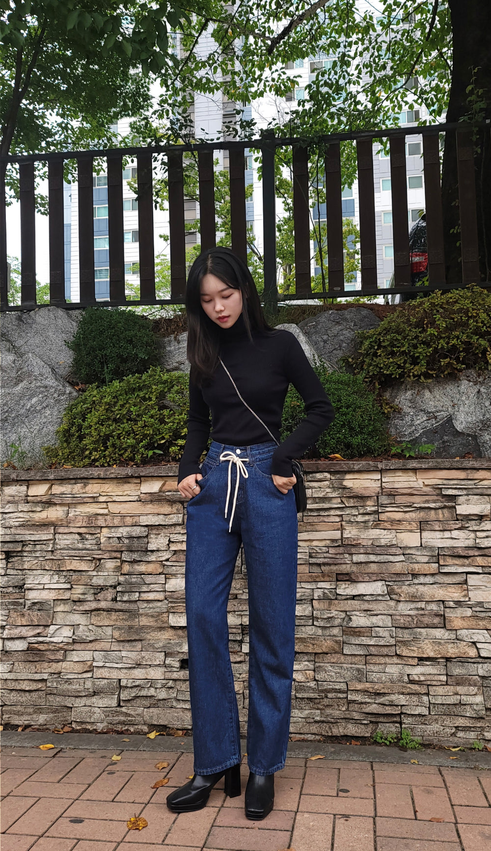 JEON SO MIN SEMI-WIDE FIT STRING POINT DARK DENIM PANTS [17708]