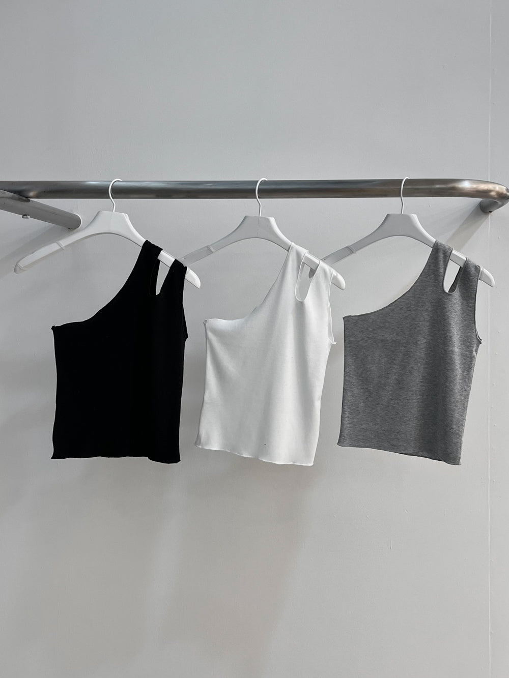 EVE SLEEVELESS TOP