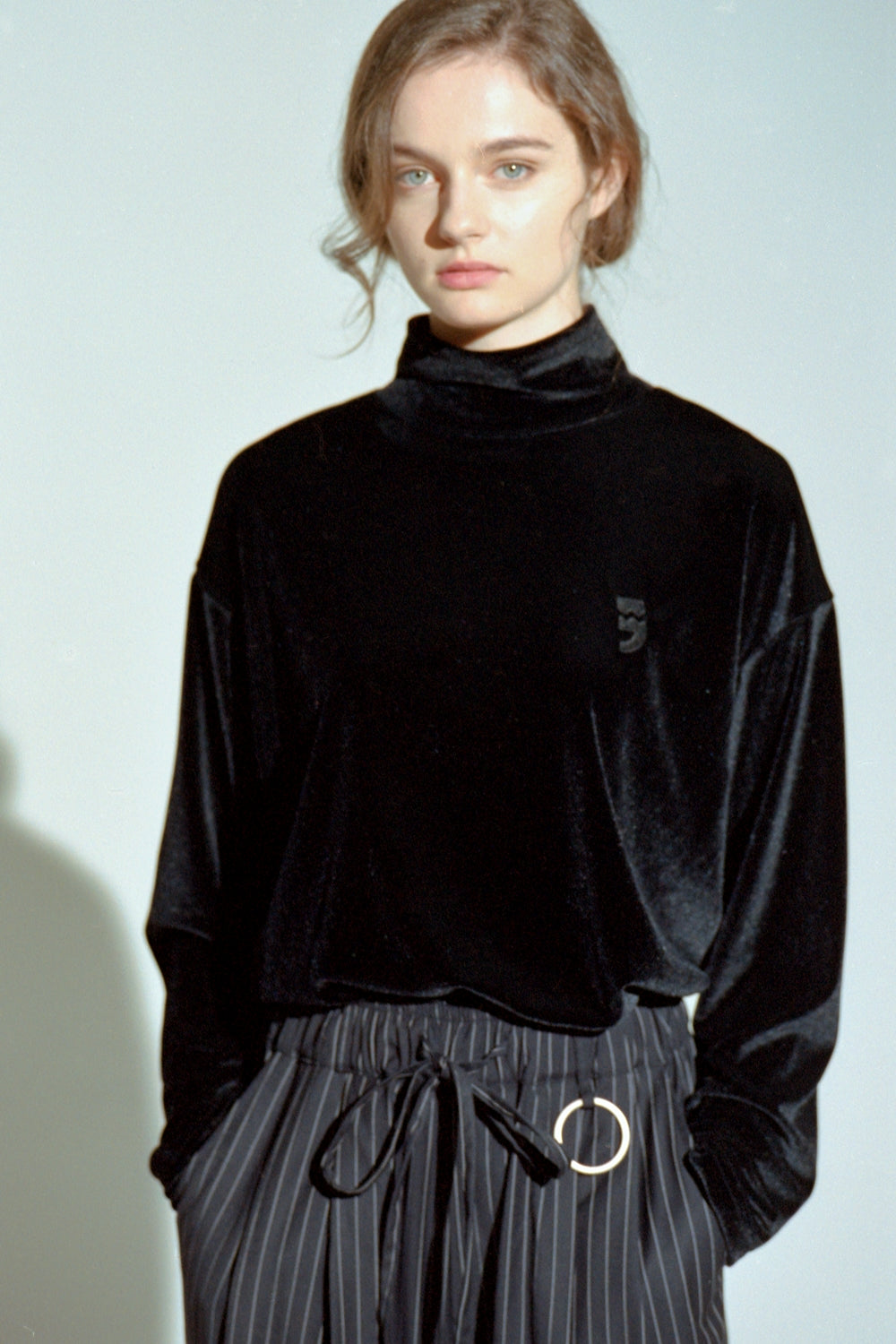 DROP-SHOULDER VELVET TURTLE-NECK TEE (Black)