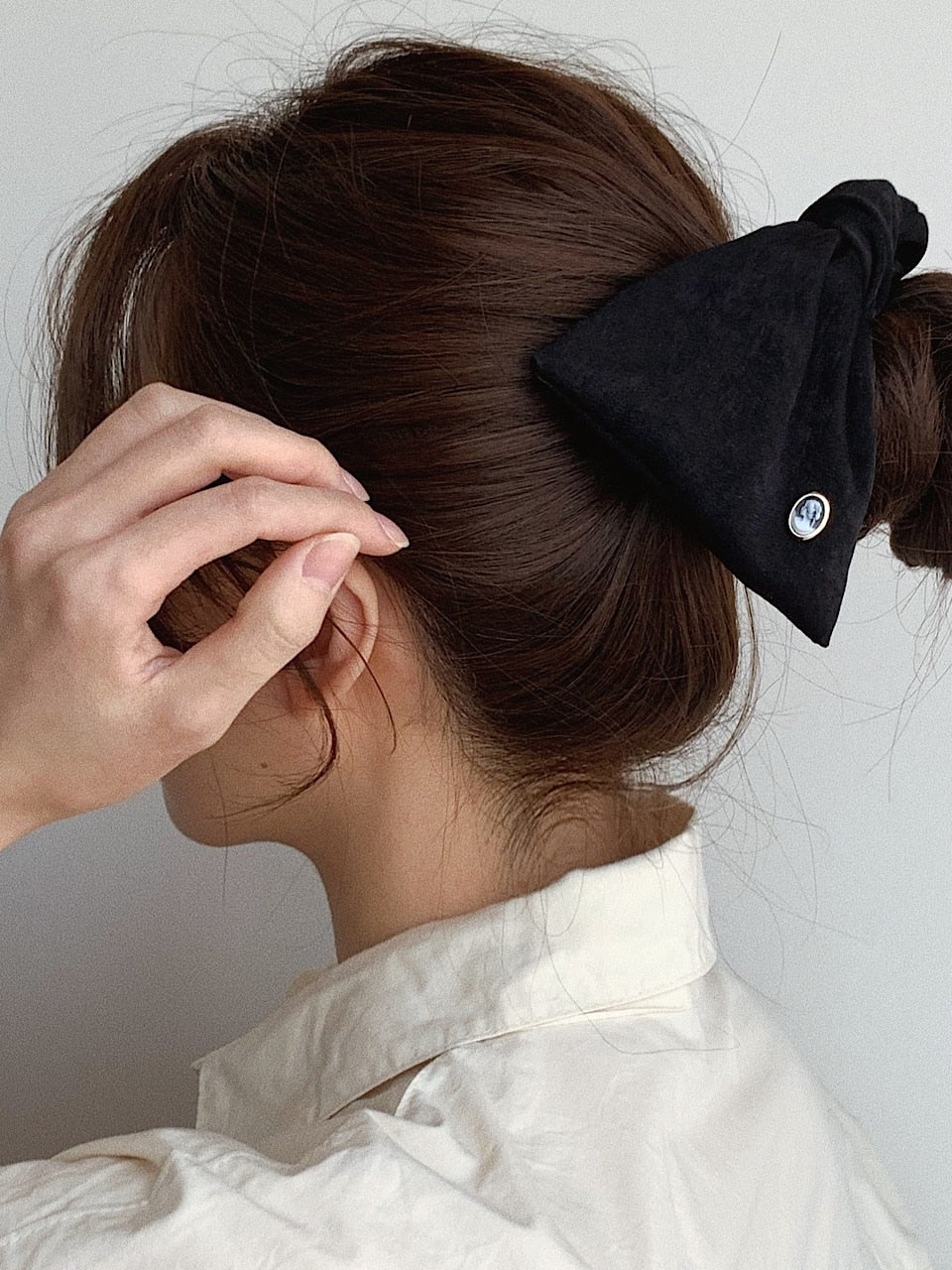 Vintage Mood Cameo Satin Ruffle Scrunchie [Black]