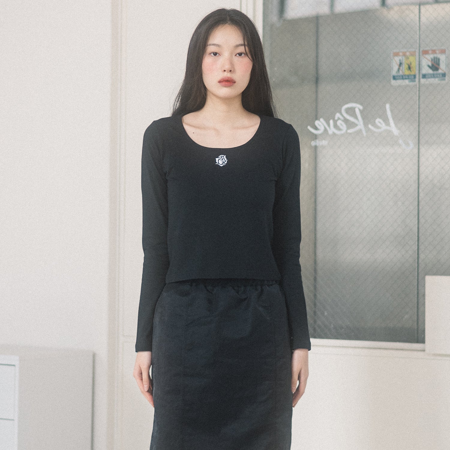 ROSE SQUARE NECK CROP L/S TEE(BLACK)