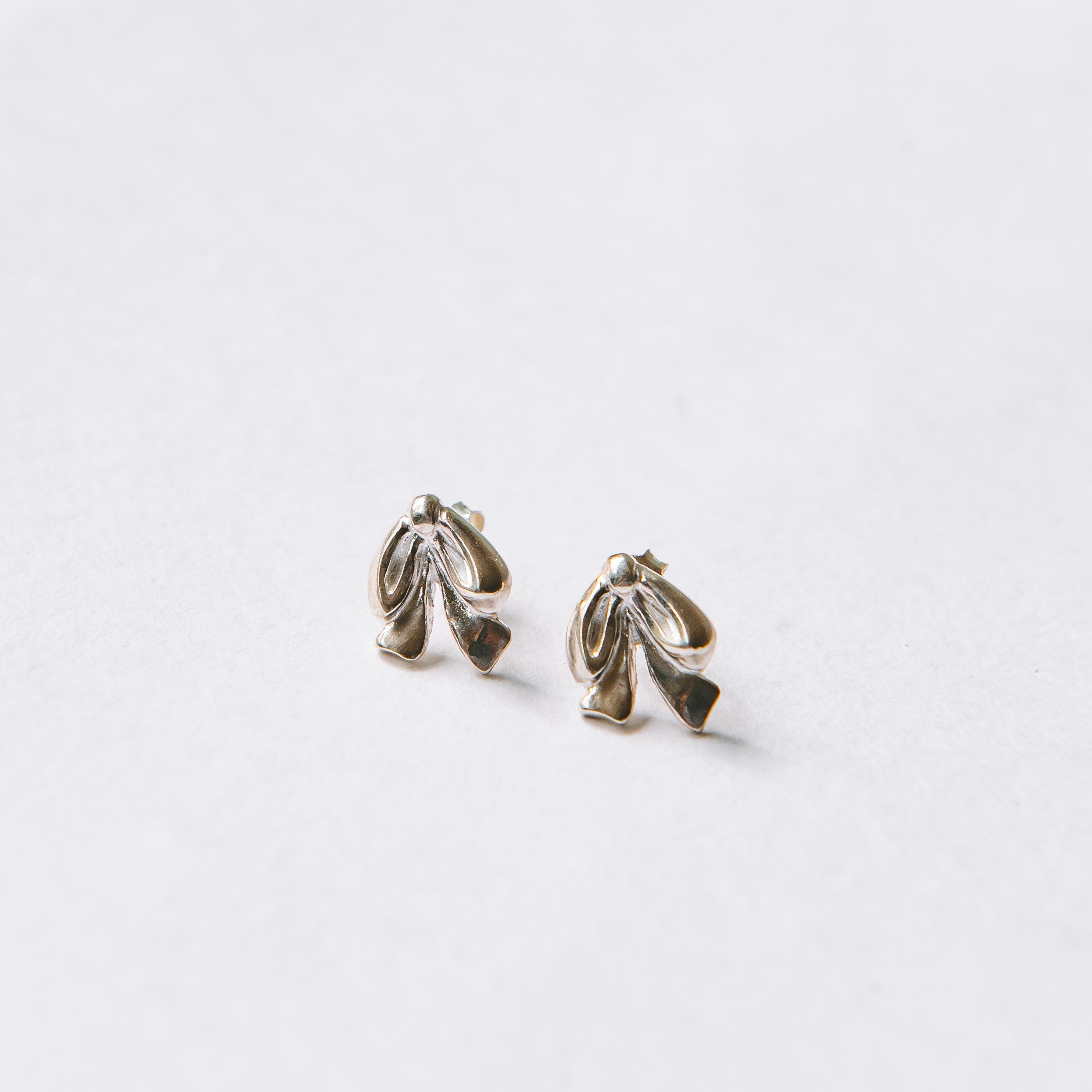 [MADE] Tiny ribbon earring (silver)