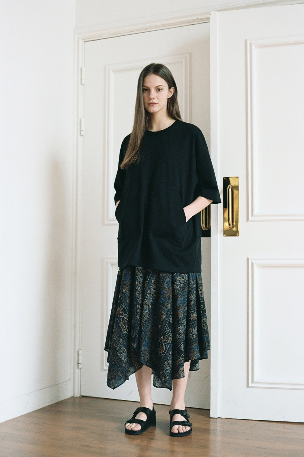 WOOD-CUT UNBALANCE FLARE SKIRT (Black)