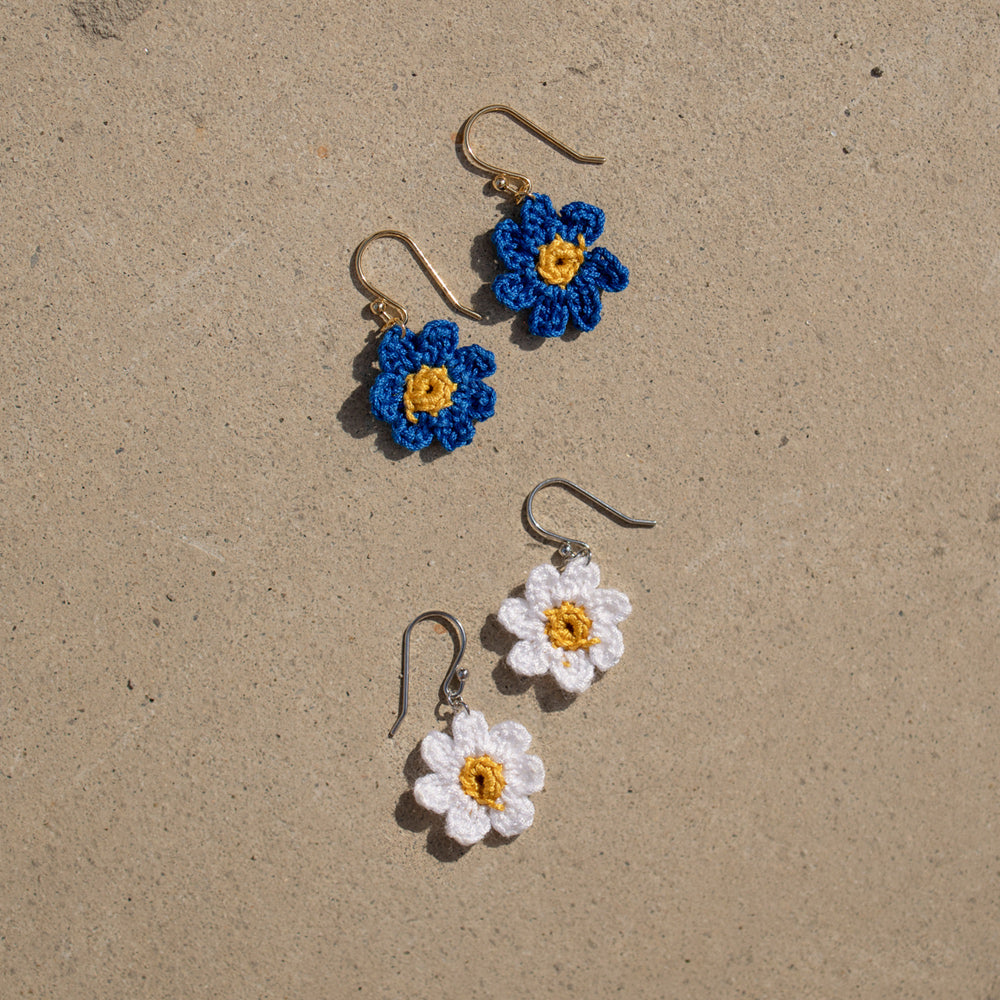 Mini daisy knit earring