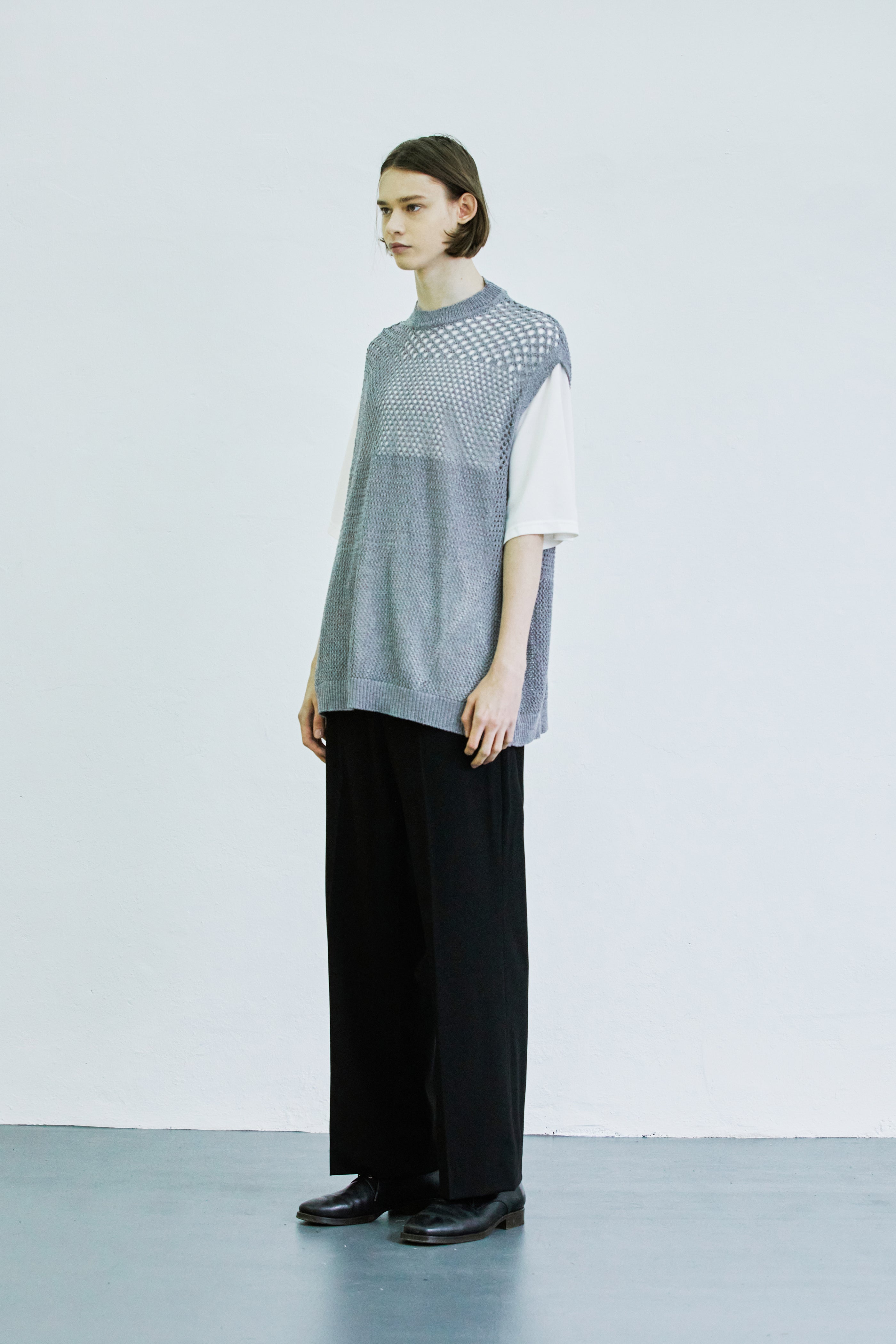 gradation punching knit vest grey