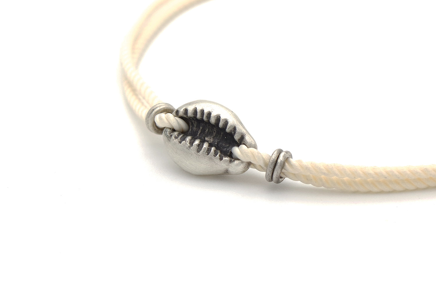 Shell string bracelet (ivory)