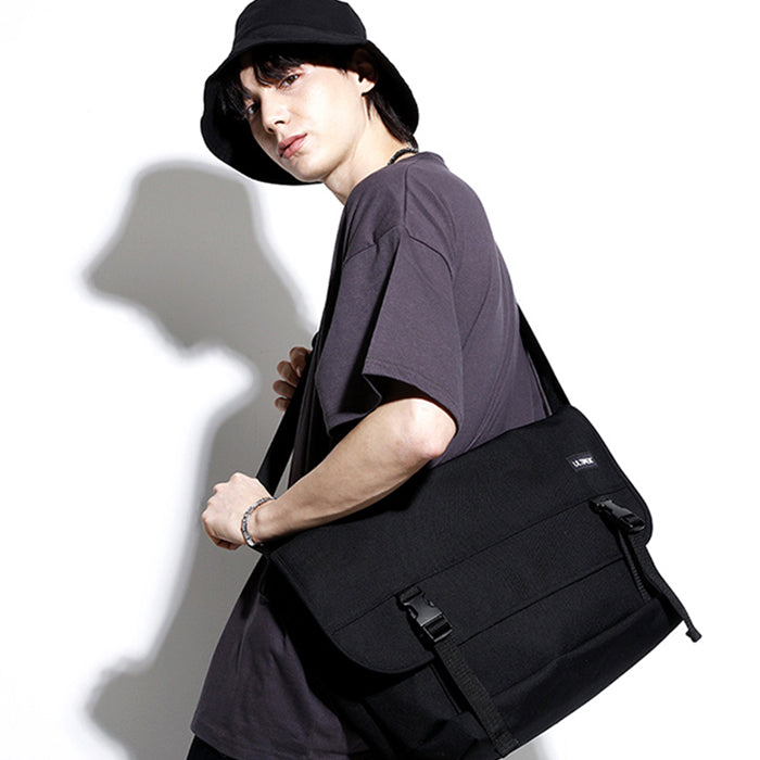 1607 Large Messenger Bag Black