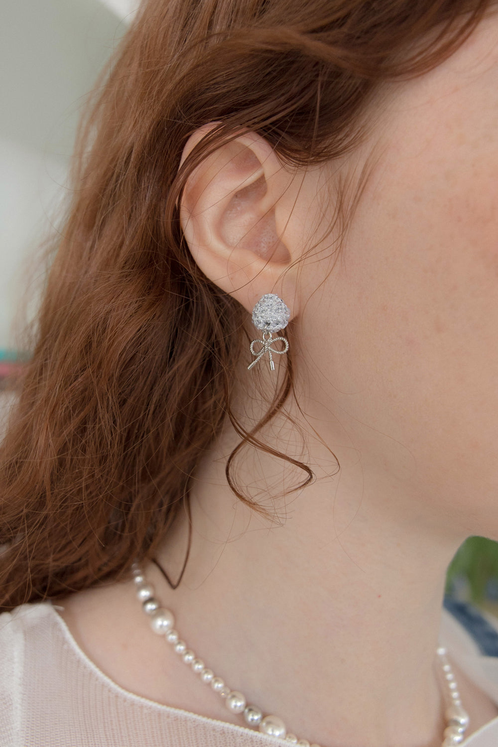 Silver knit ball and ribbon earring