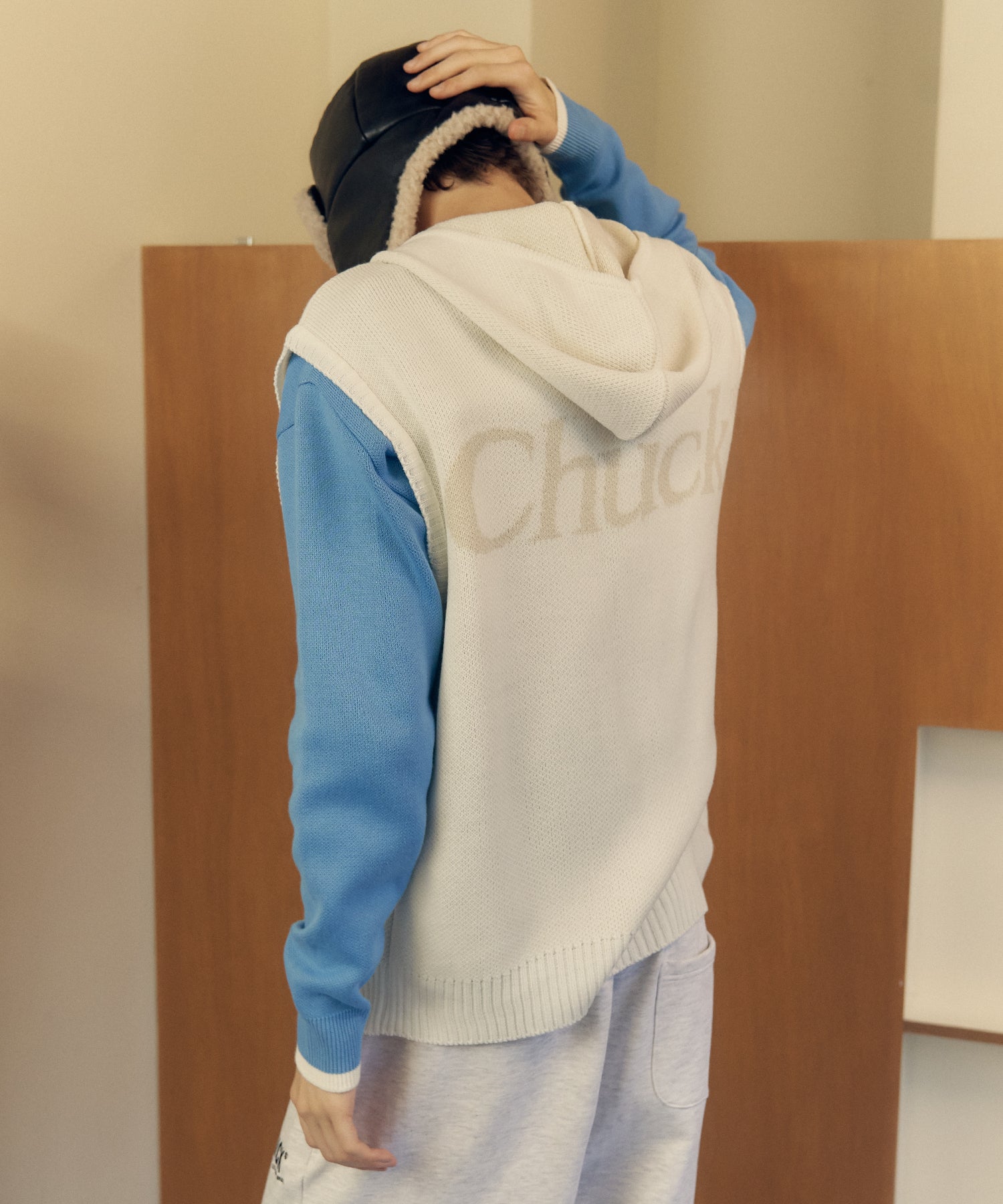 セリフロゴニットフードベスト / CHUCK SERIF LOGO KNIT HOOD VEST (IVORY)