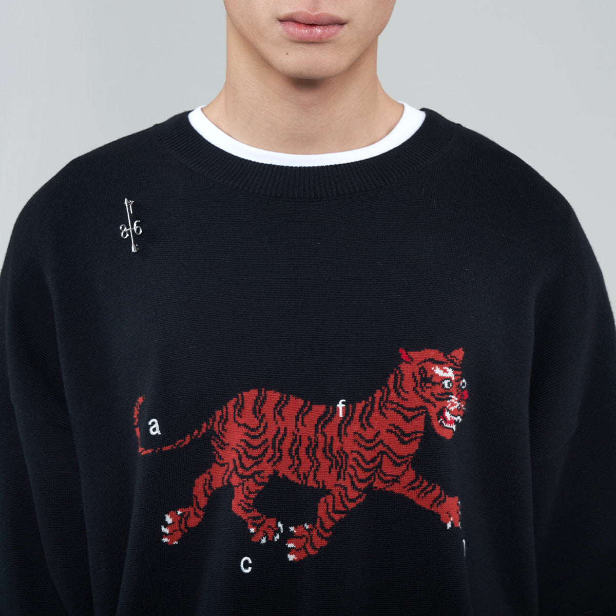 23SS Tibetan Carpet Tiger Embellished Knitwear