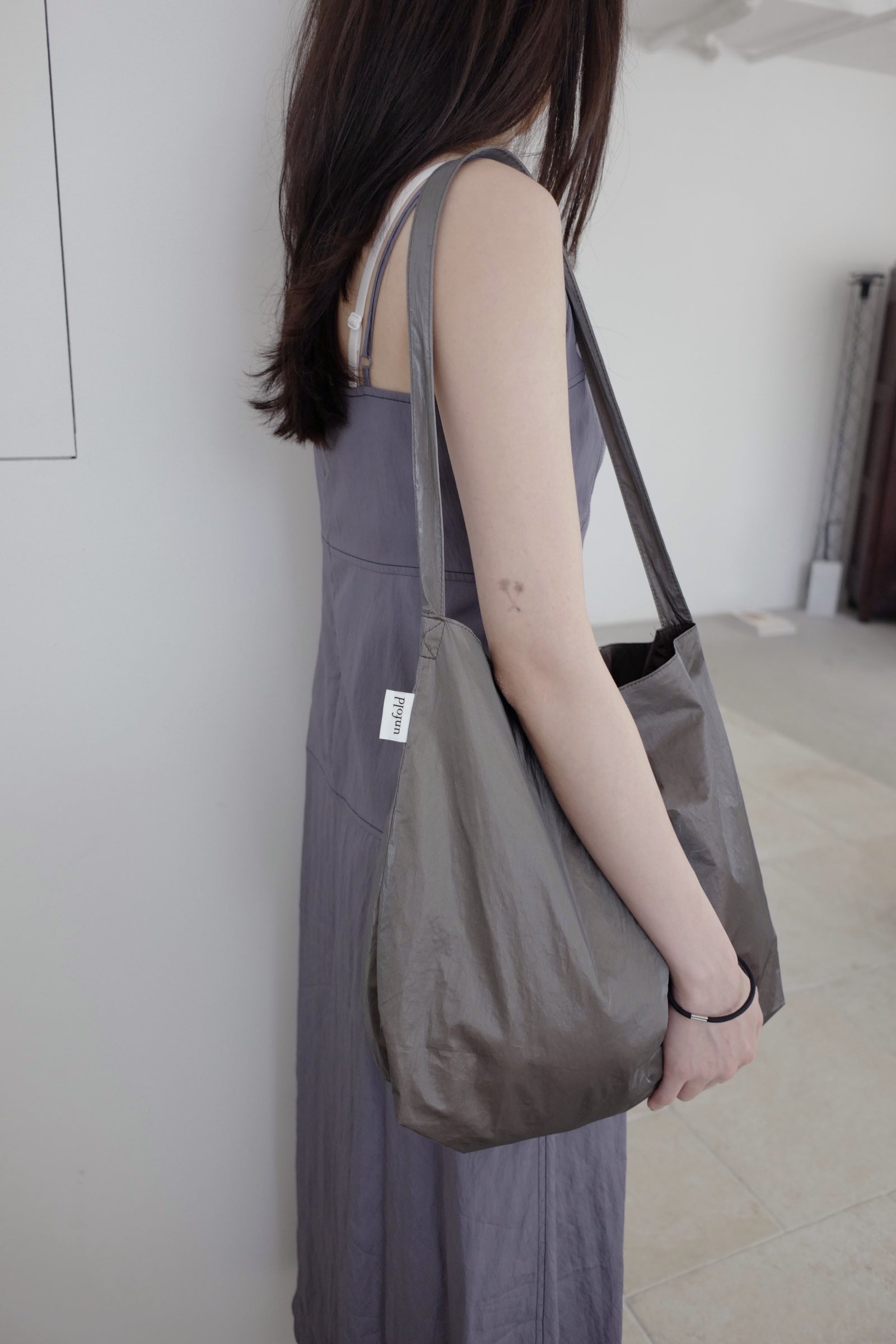 Glossy shoulder bag (gray-brown)