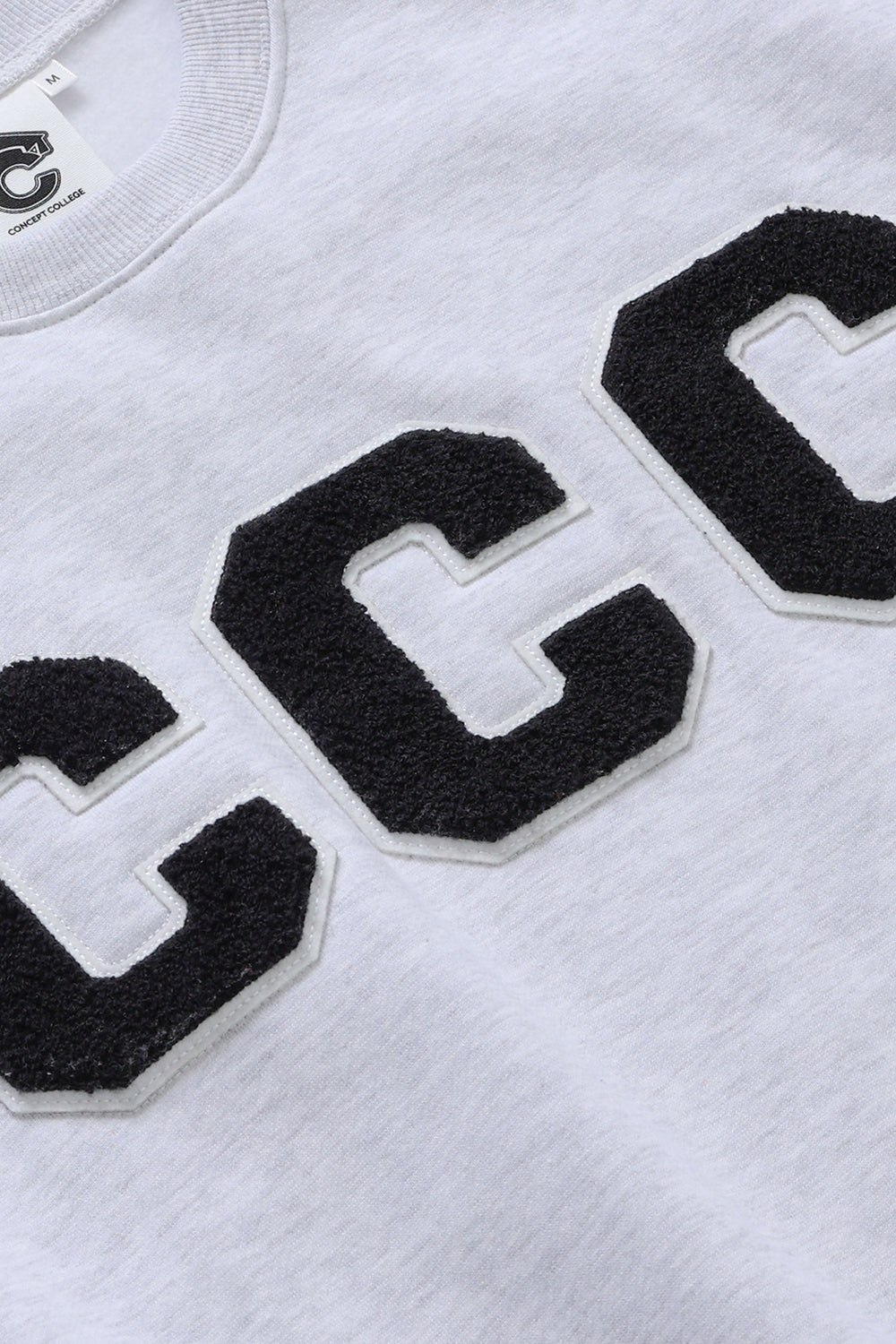 ブラックCCCワッペンスウェットシャツ・アッシュグレー［ユニセックス］/ CCC Black Patch Unisex Ash Grey Sweat Shirt