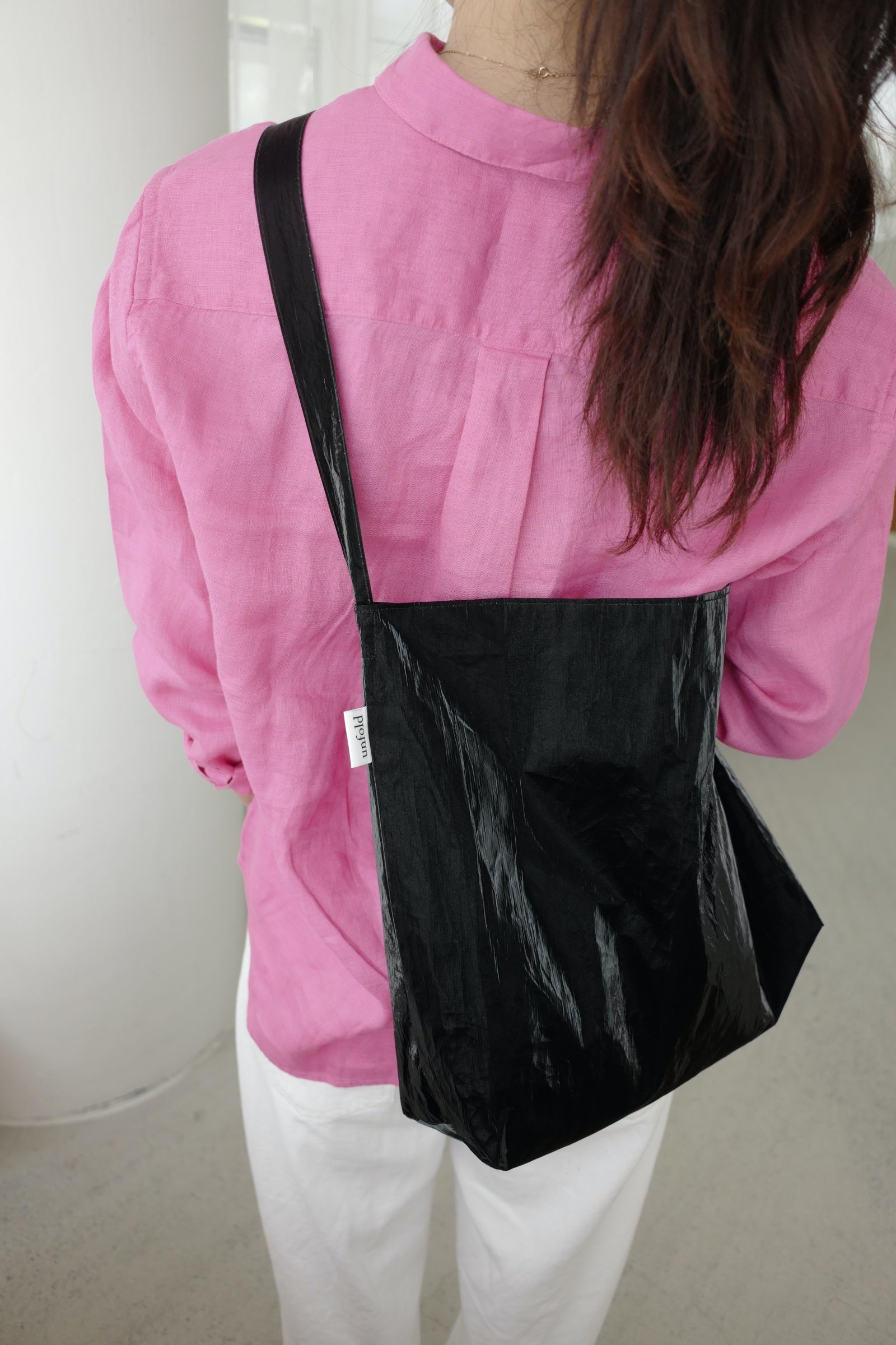 Glossy shoulder bag (black)