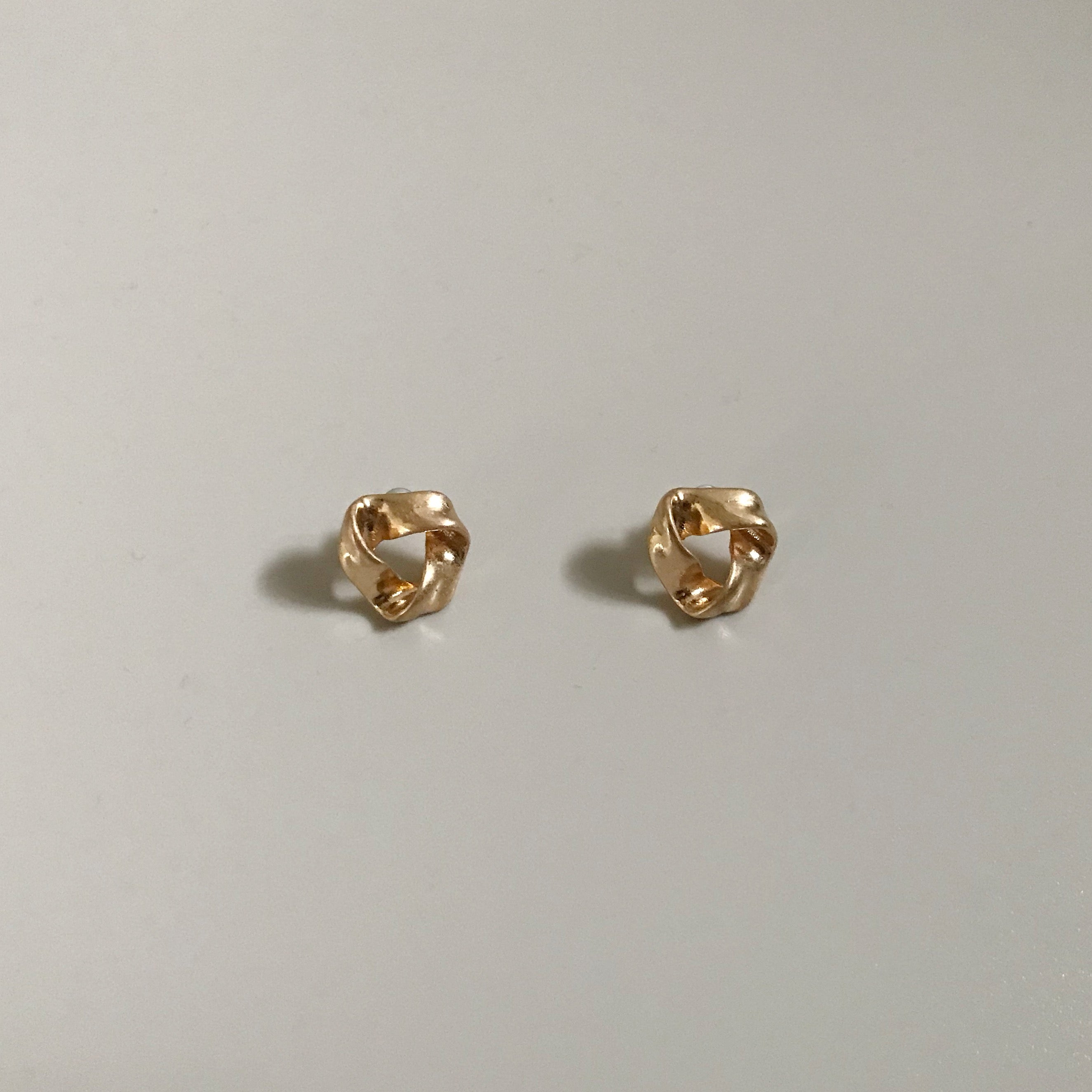 Round Twist Earrings  [Gold]