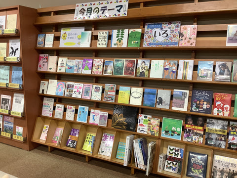 都内女子校の図書館にて生理についての本を展示