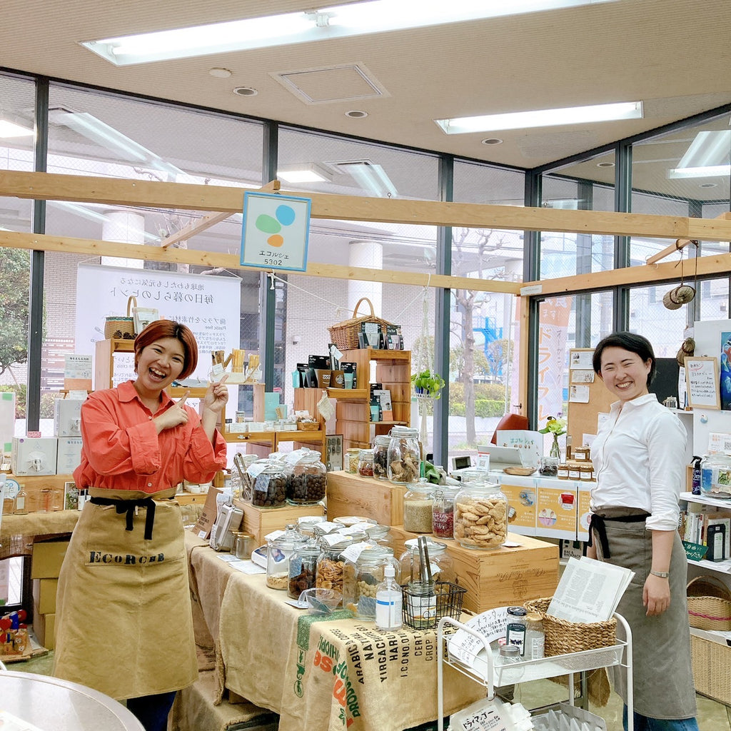 エコルシェ横須賀の店内にいる代表の神馬さんと鈴木さん