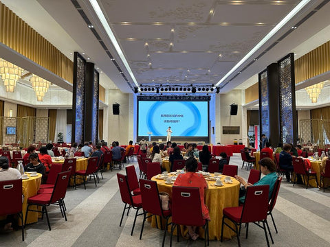 Our Founder Dr Kong was invite as guest speaker at the Balakong Liew Family Association at Fairy Park Klang.   Dr Kong Shared the differences  between Western Medicine and Chinese Medicine.  Eugene Lee and Olivia Quah from iElder.asia had a booth to display Elderly care product and  tcm Herbal and Vineger.