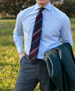 Mitchell Moss che indossa una cravatta fatta per lana fatta a mano Fumagalli