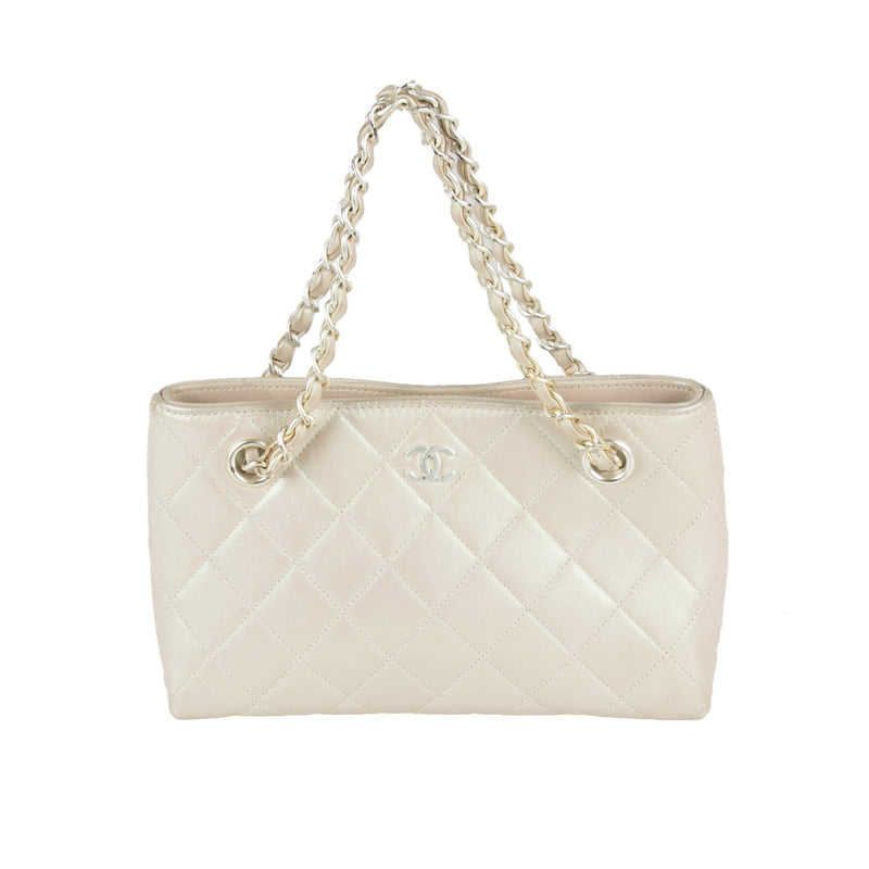 Chanel White Lambskin Shoulder Bag (Authentic Pre Owned) – LuxeDH