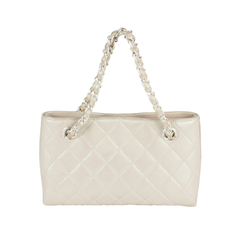 Chanel White Lambskin Shoulder Bag (Authentic Pre Owned) – LuxeDH