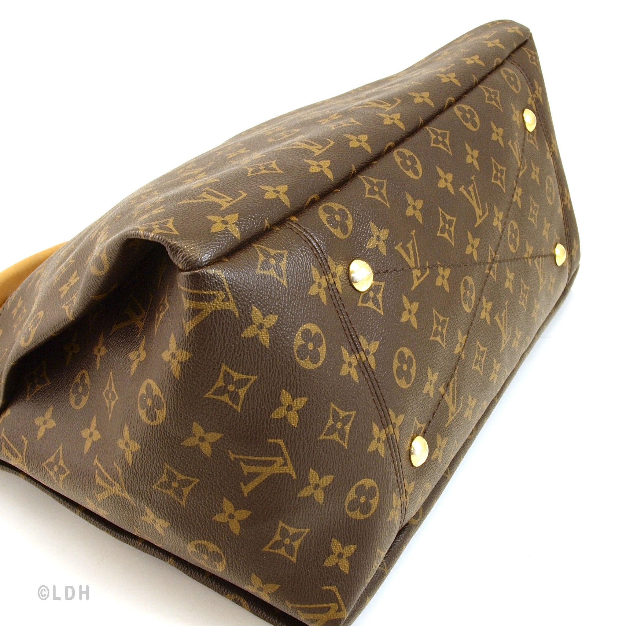 A microscopic copy of a Louis Vuitton bag was sold at auction for $ 63 -  ForumDaily