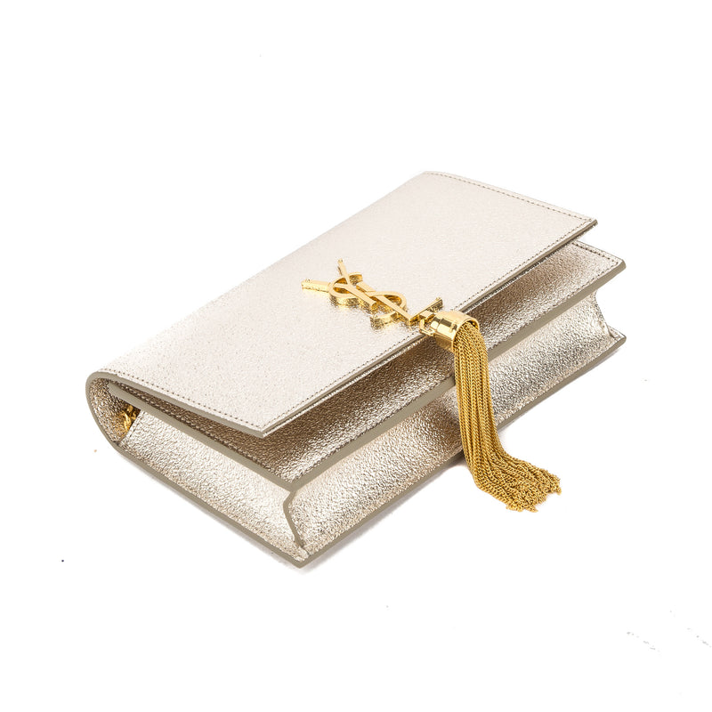 kate chain wallet with tassel in grained metallic leather