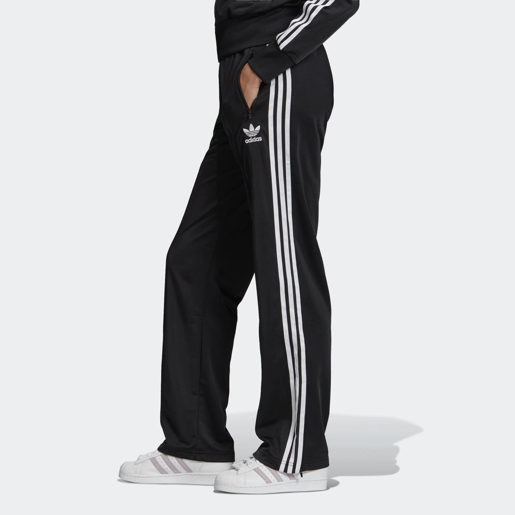 pantaloni adidas aperti ai lati