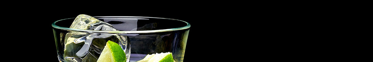 Gimlet cocktail with ice and lime slices.