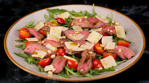 Assiette de tagliata de cerf avec du gibier sauvage et français