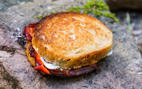 Croque-monsieur de jambon fumé de sanglier sauvage, fromage de brebis et poivrons piquillos.