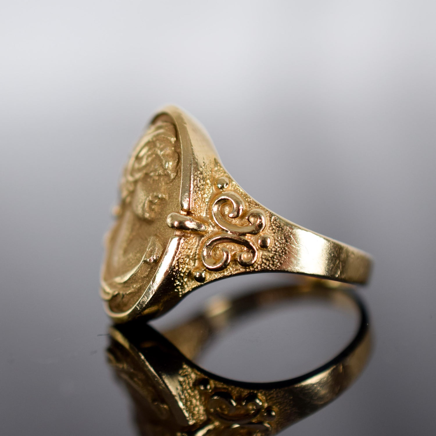 Antique gold cameo ring, folklor 